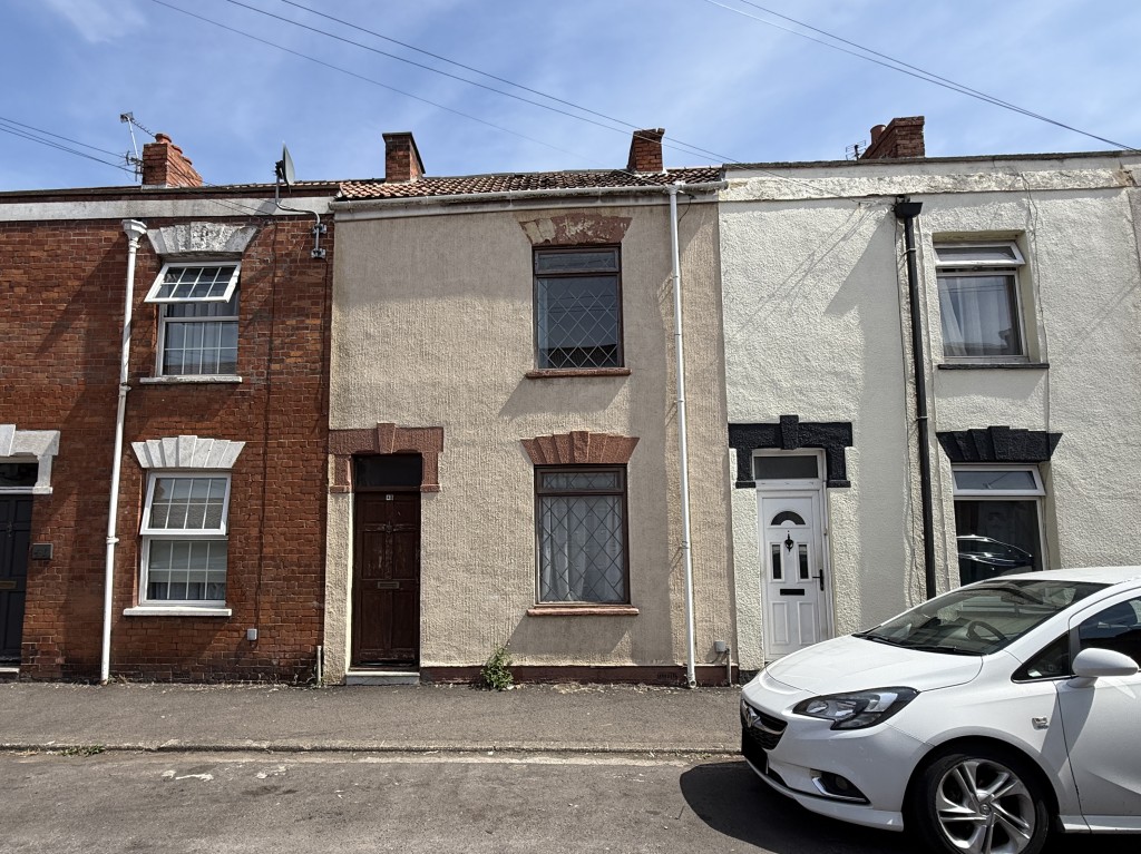 Lot: 93 - TWO-BEDROOM HOUSE REQUIRING IMPROVEMENT CLOSE TO TOWN CENTRE - Front of the property